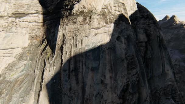 Sisli bir hava koşullarında kayalık dağların üzerinde uçmak — Stok video