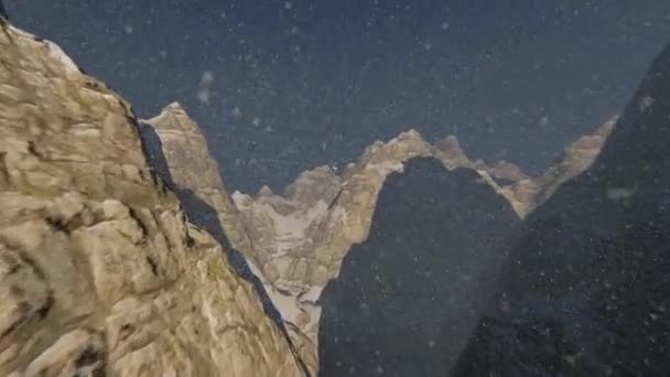 Voar sobre montanhas rochosas em condições meteorológicas nebulosas — Vídeo de Stock