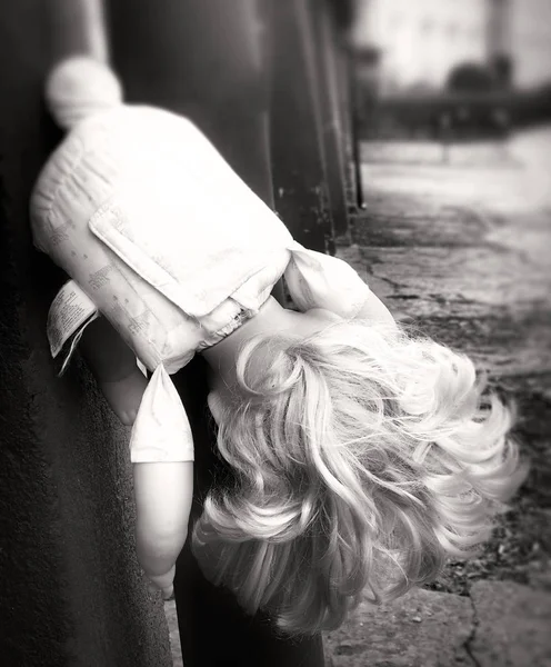 Muñeca al revés como símbolo de abuso infantil — Foto de Stock