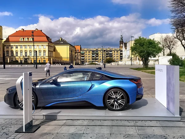 Elektrofahrzeug wird eingesteckt — Stockfoto