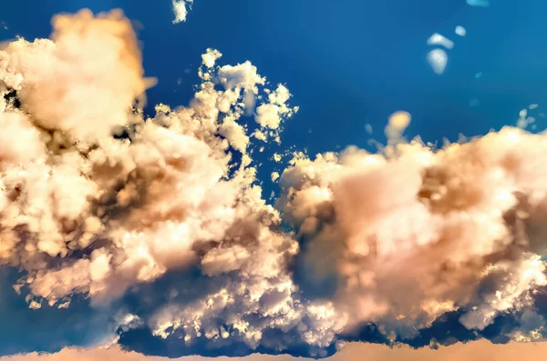Bílé mraky na modré obloze 3d vykreslování — Stock fotografie