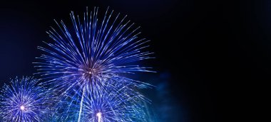 Renkli havai fişek arka plan metin için özgür kopya yer ile soyut. Tasarımınız için renkli kutlama ve yıldönümü kavramı