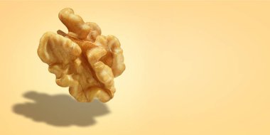 Yaratıcı poster ceviz kabuğu closeup olmadan kopya alanı ile sarı arka plan izole. Somun makro kavramı. Mockup kırpma yolu olarak paket tasarım öğesi ile ceviz çekirdek