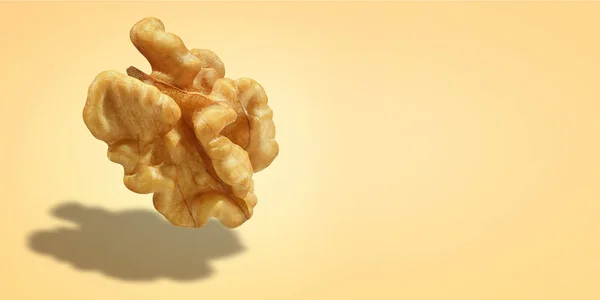 Креативный плакат "Грецкий орех без скорлупы" украшен изолированным желтым фоном с пространством для копирования. Концепция Орехового Макро. Ядро макета Walnut с контуром обрезки в качестве элемента дизайна пакета — стоковое фото