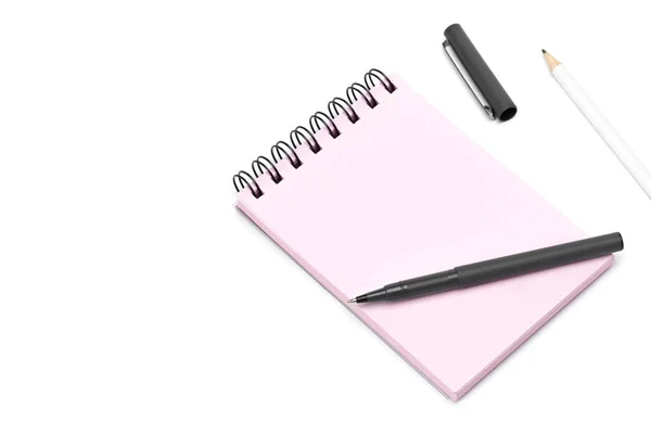 Taccuino bianco modello spirale rosa, penna e matita, sfondo bianco isolato — Foto Stock