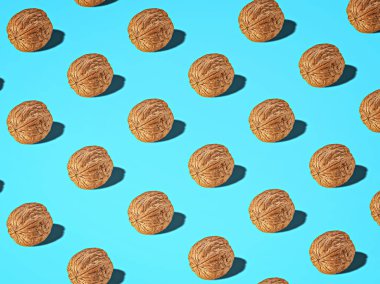 Yaratıcı düzen desen fındık kırpma yolu ile mavi arka plan yaptı. Makro kavramı. Mockup fındık closeup paket tasarım öğesi olarak