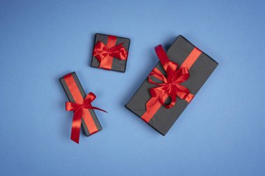 Noel hediye kutu kırmızı şerit üzerinde mavi arka plan ile. Tatil yeni yıl Top tasarımınız için kopya alanı görünümüyle 