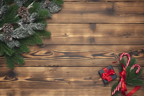 Jul bakgrund med fir tree och present box, kottar på träbord. Nya året inredning ovanifrån med kopia utrymme för din design — Stockfoto