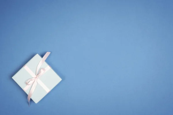 Karácsonyi nyaralás ajándék doboz, a kék háttér. Lapos feküdt — Stock Fotó