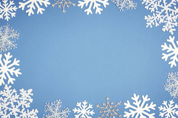 Jul inredning med snöflinga på blå bakgrund. Kopiera utrymme — Stockfoto