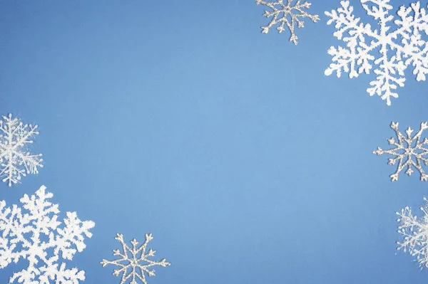 Patrón de copo de nieve blanco sobre fondo azul. Decoración de Navidad con Copiar espacio —  Fotos de Stock