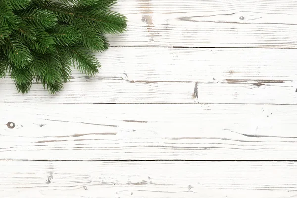Sfondo natalizio con rami di abete su tavola di legno bianca — Foto Stock