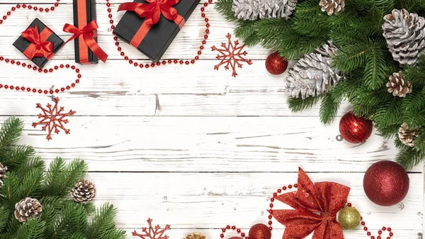 Decorazione natalizia su un vecchio sfondo di legno bianco — Foto Stock