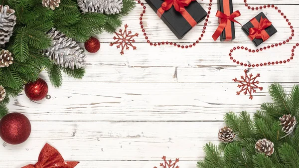 Sfondo natalizio con decorazione di nuovo anno, confezione regalo, pigna, rami di abete, stella su un vecchio sfondo di legno bianco — Foto Stock