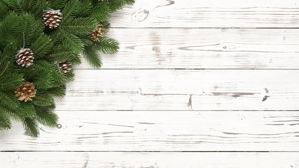 Rami di abete di Natale con decorazione pigne — Foto Stock
