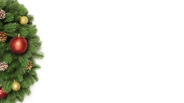 Ramas de árbol de Navidad aisladas sobre fondo blanco con espacio de copia para texto. Abeto con pelotas de juguete de Navidad y conos de abeto. Vista superior — Foto de Stock