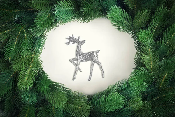 Рождественский олень или лось с еловыми ветвями — стоковое фото