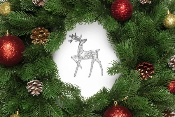 Рождественский олень или лось с еловыми ветвями и новогодним игрушечным мячом, шишками — стоковое фото