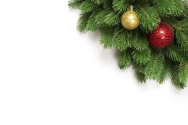 Julgran-förgrena sig isolerade på vit bakgrund med kopia utrymme för text. Gran med leksak julgranskulor och fir kottar. Ovanifrån — Stockfoto