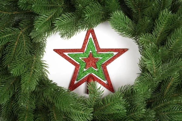 Çam dalları ile Noel yıldızı. Üstten görünüm — Stok fotoğraf
