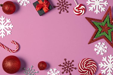 Noel el yapımı hediye kutuları dekore edilmiş şekerle yıldız, beyaz pembe bir arka plan üzerinde kar taneleri görünümü top. Neşeli Noel tebrik kartı. Kış xmas tatil tema. Yeni Yılınız Kutlu Olsun