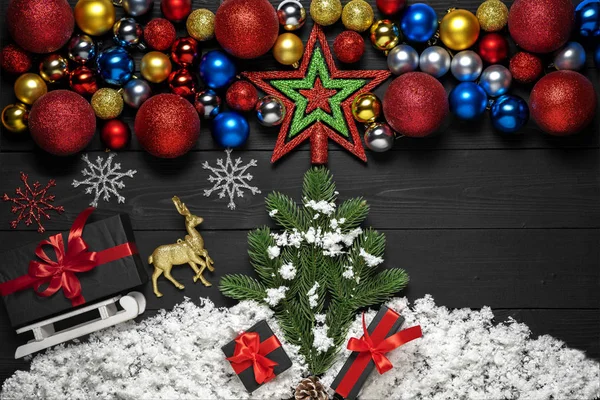 Juldekoration på trä bakgrund. Ovanifrån — Stockfoto