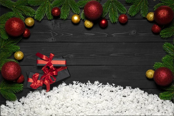 Noel Kavramı Dekorasyonu Ile Kar Xmas Hediye Kutuları Ile Kırmızı — Stok fotoğraf