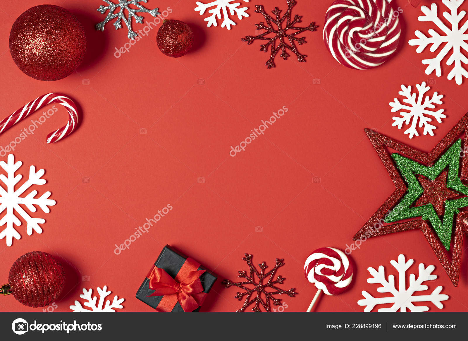 크리스마스 수 제 선물 상자 붉은 종이, 사탕, 빨간 배경 평면도에 스타, 흰 눈송이 장식. 메리 크리스마스 인사말 카드입니다. 겨울  크리스마스 휴일 테마입니다. 새해 복 많이 받으세요 — 스톡 사진 © Ra33 #, image size:1600x1165