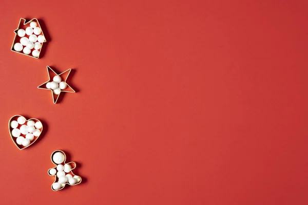 Karácsonyi hópelyhek dekoráció felülnézet piros háttér — Stock Fotó