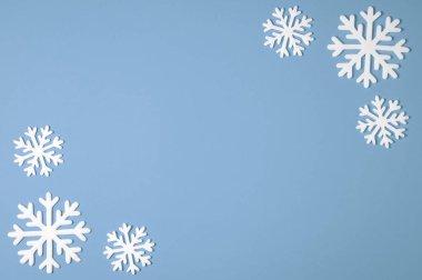 Noel kar tanesi sınır çerçeve pembe bir arka plan üzerinde. Noel en az doku kopya alanı ile. üstten görünüm