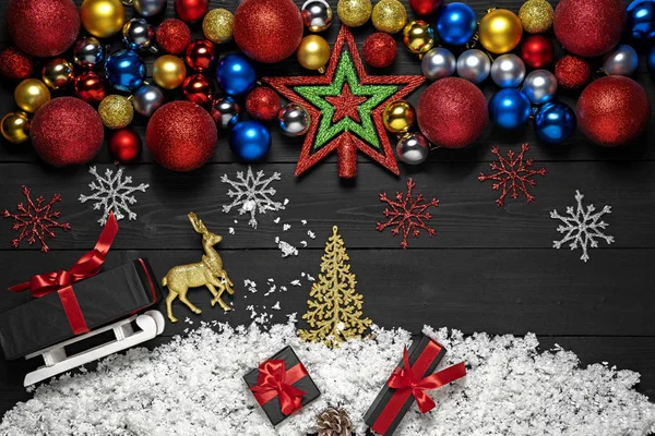 Noel altın ağaç kış dekorasyonları boş kopya alanı metin için siyah ahşap zemin üzerine. Tatil ve kutlama yaratıcı kavramı. Yeni yıl top, hediye kutusu, kar taneleri ile geyik. üstten görünüm — Stok fotoğraf