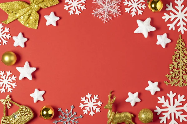 Christmas sammansättning gjorda av vita snöflingor, träd, star, boll leksak eller småsak och rådjur på röd bakgrund. Nytt år vinter koncept. Platt låg. Kopiera utrymme — Stockfoto