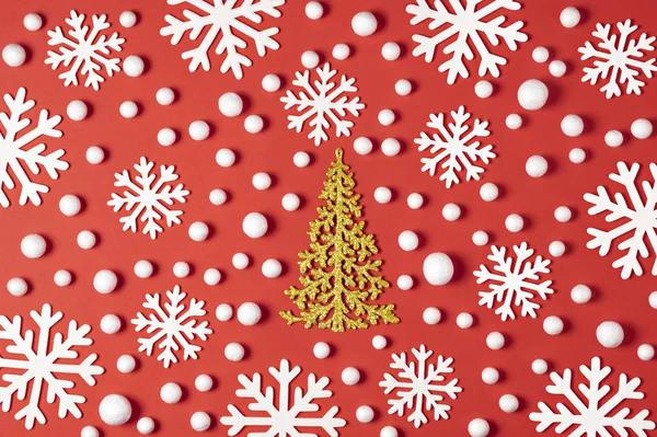 Christmas sammansättning av vita snöflingor och julgran på papper röd bakgrund. Nytt år vintern minimalt koncept. Lekmanna-platt — Stockfoto