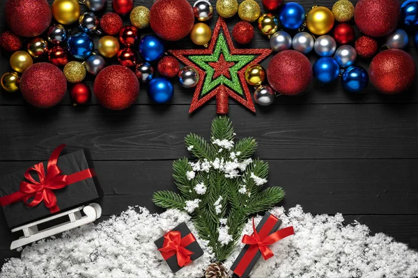 Siyah ahşap zemin üzerine Noel ağacı süsle — Stok fotoğraf