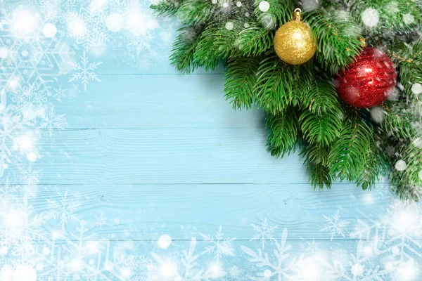 Decorazione natalizia con rami di abete, fiocco di neve su sfondo di legno bordo blu con spazio copia — Foto Stock