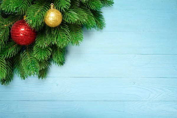 Sfondo di Natale con rami di abete, nuove decorazioni anno palla giocattolo o palline su sfondo di legno blu — Foto Stock