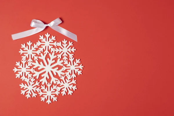 Jul mönster vita snöflingor med band på röd bakgrund. Vintern minimalt koncept. Lekmanna-platt — Stockfoto
