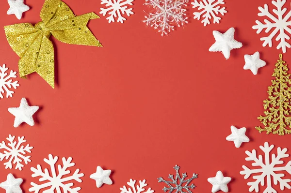 Composición navideña hecha de copos de nieve blancos, árbol, sobre fondo rojo. Año nuevo concepto de invierno. Acostado. Copiar espacio — Foto de Stock