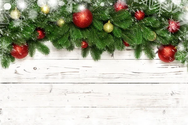 Noel dekorasyon kopya alanı beyaz tahta ahşap zemin üzerine kar tanesi köknar dalı ile — Stok fotoğraf