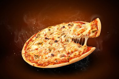Kavram yatay promosyon afiş ve restoran pizzacı menüsüyle nefis tadı deniz ürünleri pizza ve dilim, promosyon metni için mozzarella peynir ve kopya alanı için poster
