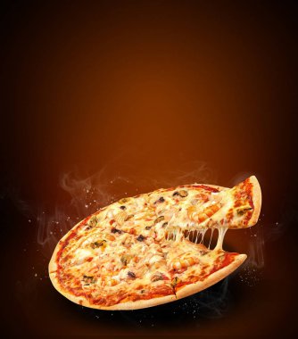 Kavram dikey promosyon afiş ve restoran pizzacı menüsüyle nefis tadı deniz ürünleri pizza ve dilim, promosyon metni için mozzarella peynir ve kopya alanı için poster