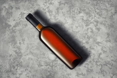 Tasarım ve reklamcılık şirketi terfi için şablon kavram şarap şişe senin gri beton zemin üzerine ürünün. Şarap şişesi mockup. Üstten görünüm