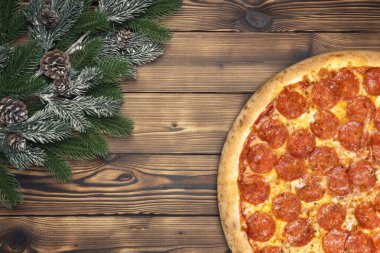 Noel pizza köknar dalı ve çam koni ile ahşap tahta üzerinde