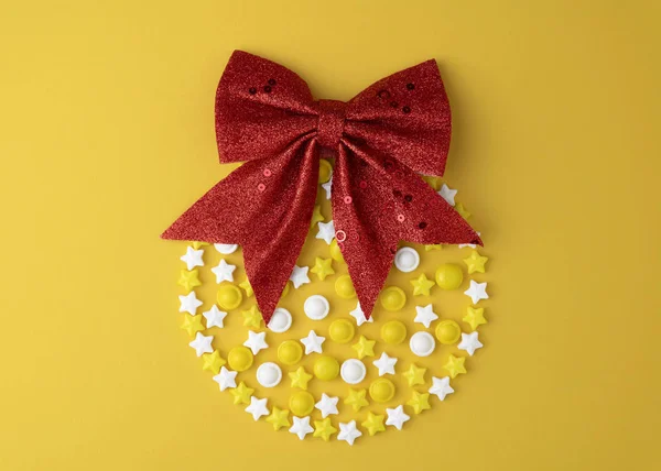 Candy-alakú karácsonyi játék labda, vörös orr, lapos felülnézet feküdt, pasztell sárga háttéren. Édes balek, nyalóka, candy, elszigetelt minimális koncepció fenti dekoráció, édes élelmiszer-háttér — Stock Fotó