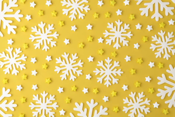 Modèle de Noël avec sucreries Sucettes et bonbons sur fond jaune pastel — Photo