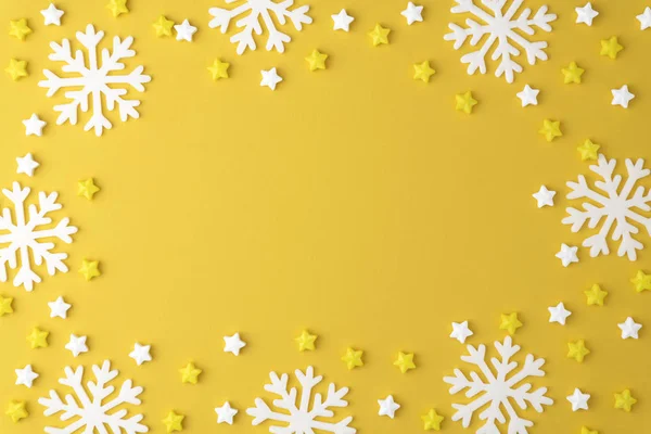 Christmas snowflake mönster med klubbor sötsaker och godis kopia utrymme på gul pastell bakgrund. Minimal koncept — Stockfoto