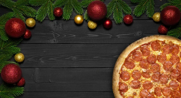 Pizza de Navidad sobre un fondo de madera negro — Foto de Stock
