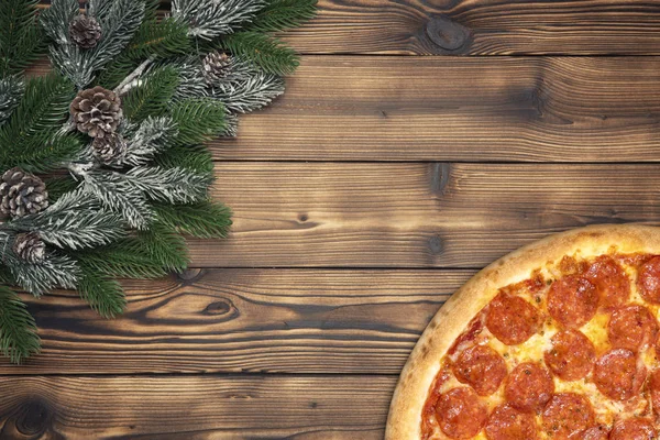 Boże Narodzenie pizza na brązowym tle drewnianych. Kopiować miejsca. Widok z góry — Zdjęcie stockowe