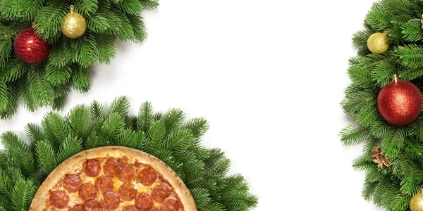Boże Narodzenie pizza na białym tle. Miejsce — Zdjęcie stockowe