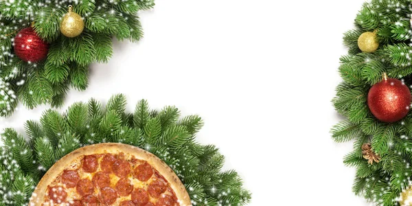Boże Narodzenie pizza na białym tle. Kopiować miejsca. Widok z góry — Zdjęcie stockowe